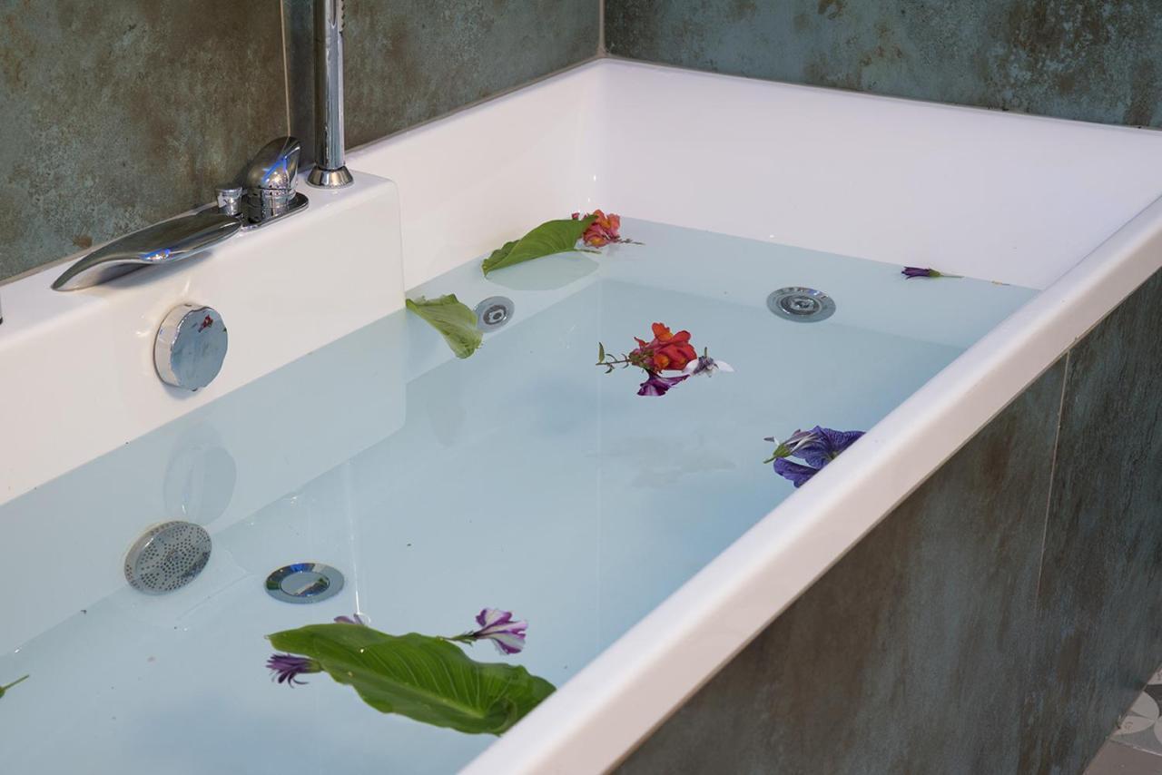 Edward Luxury Suites Chrissi Akti Chania Exterior foto