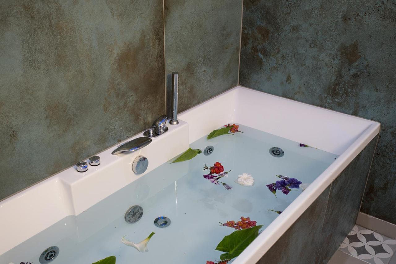 Edward Luxury Suites Chrissi Akti Chania Exterior foto